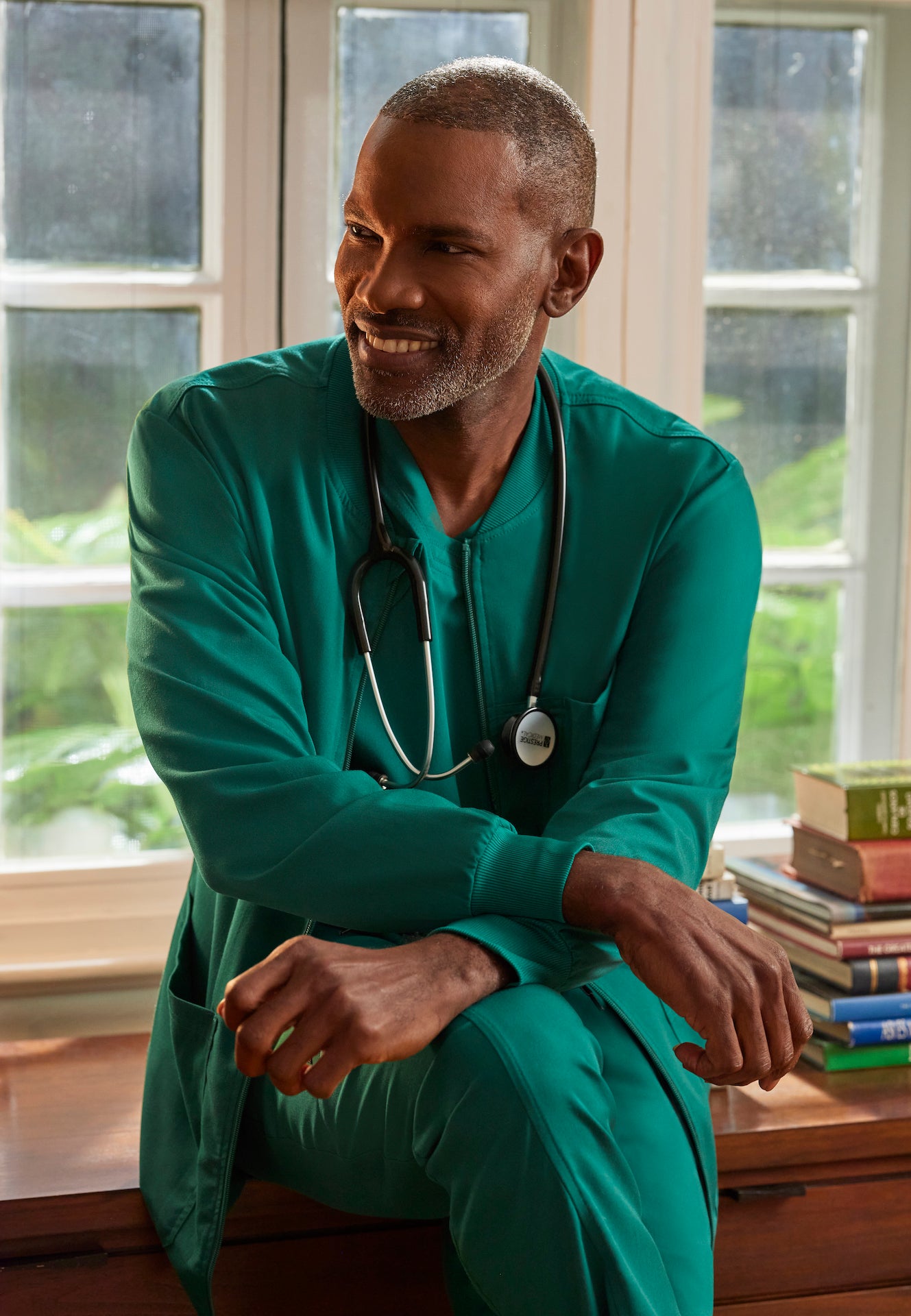 GRST079 - Men's Chest Pocket V-Neck Scrub Top